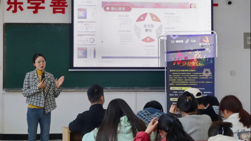 撰写邀约邮件时，要简洁明了地介绍自己、企业及邀约目的。以下是一些要点：